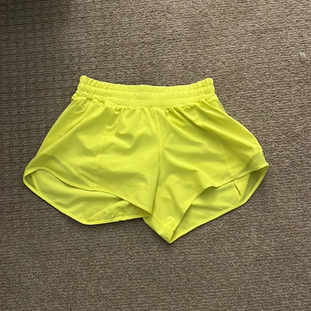 4 in lululemon hotty hot shorts in a size 8 in highlighter yellow good condition